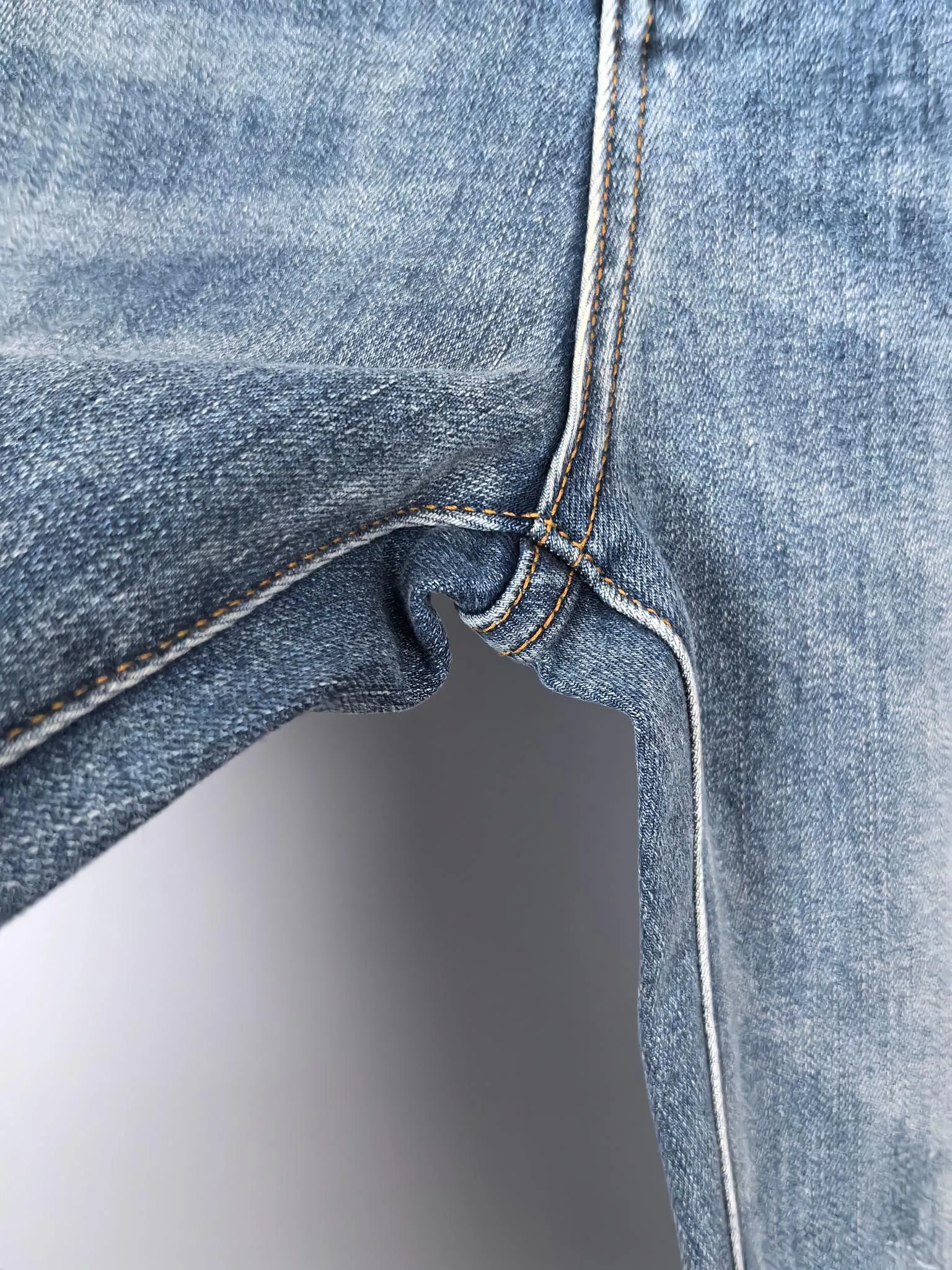 P400 Chrome Hearts men's denim jeans, official album and poster wear style!  High-grade imported denim raw-color fabrics are supplied to customers. We specially select pure 13oz denim fabrics from Okayama, Japan. They are washed with heavy-duty environmentally friendly plant enzymes. The texture has a light retro color and is quite beautiful, which is very suitable for the autumn and winter colors. After washing, the fabric is soft and delicate, but has a strong sense of bones and a slight stretch, which provides an excellent comfortable experience. There is no damage from any technical elements throughout the body, retaining the purest tannin color! The details throughout the body are perfect, exquisite and elegant. The latest leather label on the waist highlights the brand's characteristics. The hardware accessories, leather label and wiring all reflect the craftsmanship! The silhouette is perfectly tailored and has excellent butt lift and slimming effect. It can be easily matched with any top in the wardrobe. It has wide compatibility and is suitable for various daily wear. The upper body is full of shape. It is a must-have trousers for those who are obsessed with quality control and 1V! Size: 29-38 No 35 37